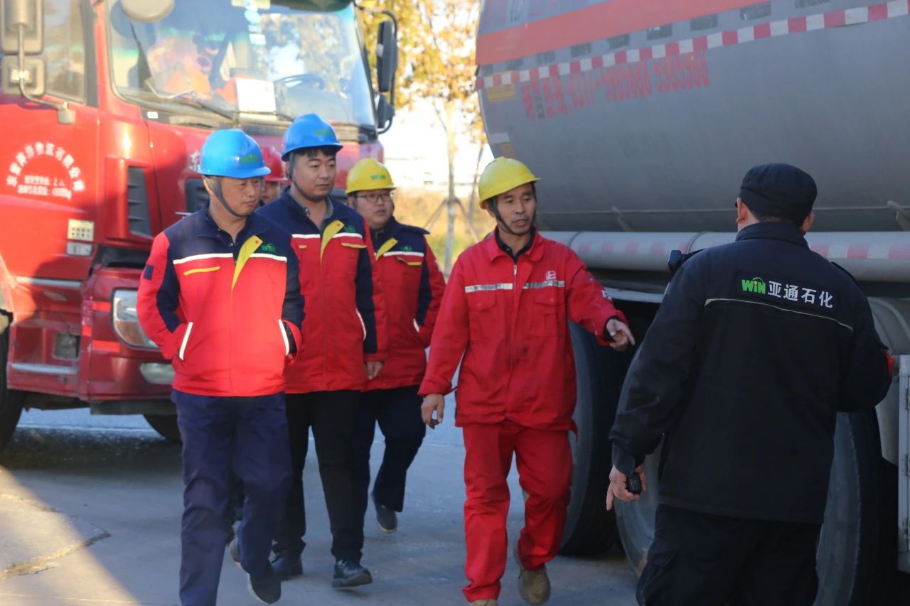 嚴守安全關(guan)——亞通石化開(kāi)展車輛進場(chang)作業突擊檢(jiǎn)查